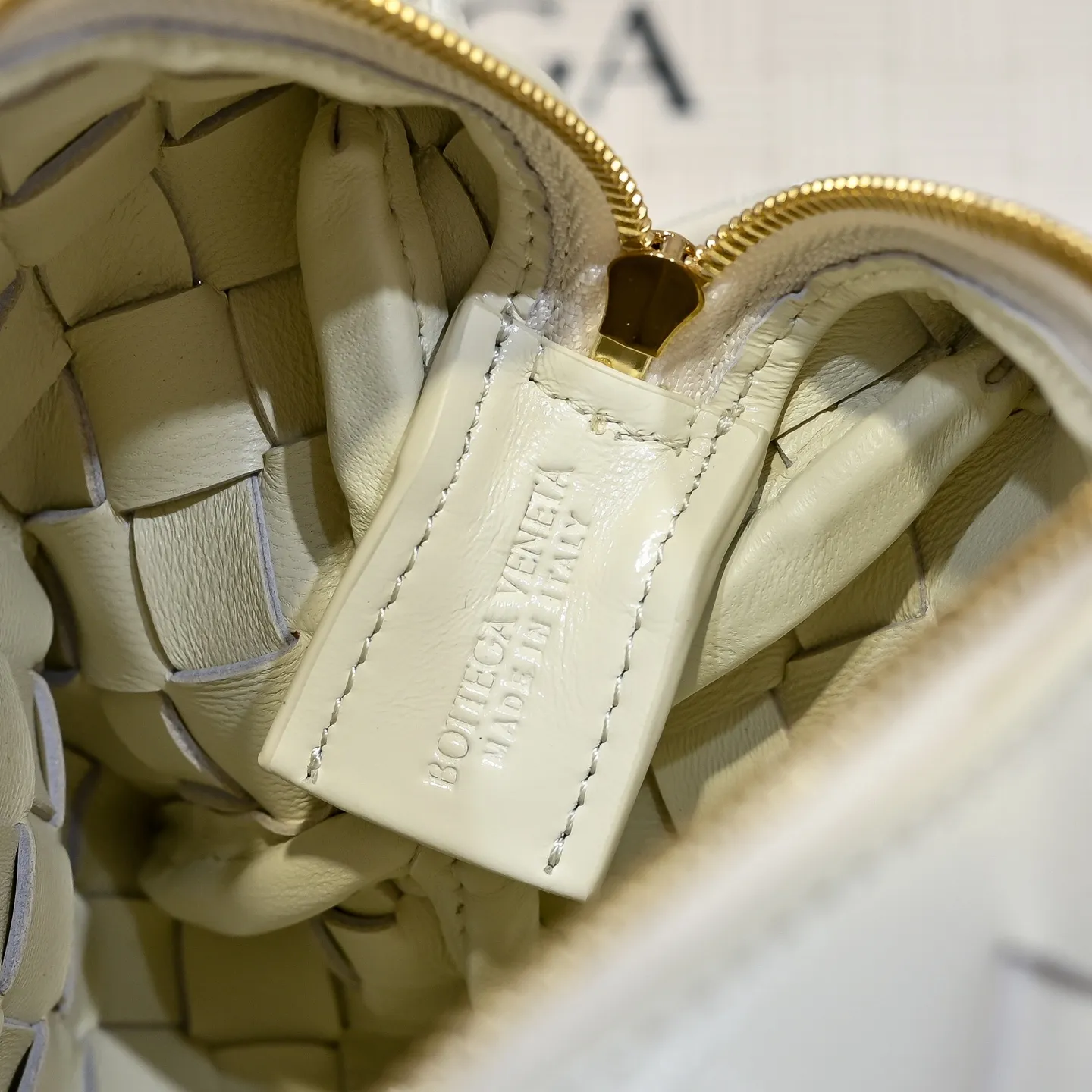 Batch 1560 𝗕𝗼𝘁𝘁𝗲𝗴𝗮 𝗩𝗲𝗻𝗲𝘁𝗮———— The latest version of the loop camera bag💥 from BV’s King of Cost-Effectiveness counter, large woven texture➕Ultra-high quality cow wax leather as always, with zipper, hardware decoration on both sides, adjustable drawstring, especially suitable for the tummy💫Can hold anything, very light weight, suitable🈴️for girls of all ages, size: 17*10*6cm Style number: 6125